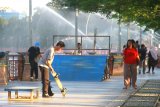 Pemain skateboard sedang bermain di siring jalan Jendral Sudirman, Banjarmasin, Kalimantan Selatan, Minggu (16/6/2019). Minimnya fasilitas untuk lapangan skateboard mengahruskan sejumlah pemain skateboard di banjarmasin bermain di siring berbaur dengan warga maupun wisatawan yang mengunjungi wisata siring sungai Martapura.Foto Antaranews Kalsel/Bayu Pratama S.