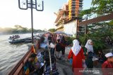 Suasana siring piere tandean yang di penuhi warga untuk bersantai di Banjarmasin, Kalimantan Selatan, Minggu (16/6/2019).Wisata siring sungai Martapura  di jalan Piere Tandean menjadi salah satu pilihan warga untuk menikmati akhir pekan.Foto Antaranews Kalsel/Bayu Pratama S