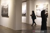 Pengunjung melihat pameran foto tunggal karya Deden Hendan Durahman di Galeri Orbital Dago, Bandung, Jawa Barat, Minggu (16/6/2019). Pameran yang bertema Look After ini merefleksikan makna kebenaran dalam bayang-bayang kebohongan di era 