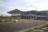 Suasana bandara Kertajati yang tampak lengang di Majalengka, Jawa Barat, Sabtu (15/6/2019). PT BIJB menyatakan pembatalan peralihan perdana 12 rute penerbangan dari bandara Husein Saastranegara karena masalah administrasi. ANTARA JABAR/Dedhez Anggara/agr