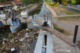 Warga membersihkan sampah plastik yang ada di dam saluran air Desa Sentul, Kecamatan Tembelang, Jombang, Jawa Timur, Minggu (16/6/2019). Membuang sampah ke sungai seolah sudah menjadi salah satu budaya buruk yang melekat pada sebagian warga, kondisi ini diperparah pemerintah Kabupaten Jombang yang tak mampu menyediakan tempat sampah serta mengutip sampah rumah tangga itu secara rutin setiap harinya. Antara Jatim/Syaiful Arif/zk.