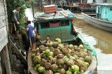 Sejumlah pekerja pangkalan gas elpiji 3 Kilogram Harianto mengumpulkan ratusan tabung gas kosong ke dalam kapal untuk dikirim ke Pontianak di Desa Padang Tikar, Kecamatan Batu Ampar, Kabupaten Kubu Raya, Kalimantan Barat, Jumat (14/6/2019). BPH Migas akan membuka dua agen penjualan gas elpiji bersubsidi di Kecamatan Batu Ampar, Kabupaten Kubu Raya guna memenuhi kebutuhan 1.352 KK dari 15 desa di daerah tersebut. ANTARA FOTO/HS Putra/jhw