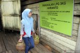 BPH MIGAS PENUHI KEBUTUHAN GAS BERSUBSIDI. Seorang warga membawa dua tabung gas elpiji yang dibelinya dari pangkalan LPG 3 Kilogram Harianto di Desa Padang Tikar, Kecamatan Batu Ampar, Kabupaten Kubu Raya, Kalimantan Barat, Jumat (14/6/2019). BPH Migas akan membuka dua agen penjualan gas elpiji bersubsidi di Kecamatan Batu Ampar, Kabupaten Kubu Raya guna memenuhi kebutuhan 1.352 KK dari 15 desa di daerah tersebut. ANTARA FOTO/HS Putra/jhw