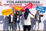 Warga membawa papan yang berisi pesan damai saat kegiatan deklarasi masyarakat Jatim dan Surabaya tolak kerusuhan untuk Indonesia Damai dengan tagar #TolakKerusuhan di Alun alun Sidoarjo, Jawa Timur, Minggu (16/6/2019). Kegiatan tersebut bertujuan untuk menghadapi isu yang berkembang di Jatim rawan kerusuhan pasca pembakaran Polsek Tambelangan dan menolak kerusuhan untuk Indonesia damai. Antara Jatim/Umarul Faruq/zk.