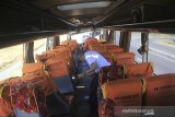 Petugas Komite Nasional Keselamatan Transportasi (KNKT) melakukan identifikasi bus Safari Lux Salatiga yang mengalami kecelakaan di tol Cipali KM 150.900, Majalengka, Jawa Barat, Senin (17/6/2019). Dalam kecelakaan yang melibatkan 4 kendaraan tersebut menyebabkan sedikitnya 12 orang meninggal dunia dan 45 orang menderita luka-luka. ANTARA JABAR/Dedhez Anggara/agr