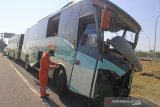 Petugas Komite Nasional Keselamatan Transportasi (KNKT) melakukan identifikasi bus Safari Lux Salatiga yang mengalami kecelakaan di tol Cipali KM 150.900, Majalengka, Jawa Barat, Senin (17/6/2019). Dalam kecelakaan yang melibatkan 4 kendaraan tersebut menyebabkan sedikitnya 12 orang meninggal dunia dan 45 orang menderita luka-luka. ANTARA JABAR/Dedhez Anggara/agr