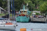 Petugas Pengawasan Sumber Daya Kelautan dan Perikanan (PSDKP) Aceh mengamankan kapal ikan berbendera Malaysia berserta anak buah kapal (ABK) di pelabuhan Free Port Sabang, Aceh, Senin ( 17/6/2019). PSDKP menggunakan KP 012 menangkap kapal ikan berbendera Malaysia dengan nomor lambung KHF 1786 tersebut di perairan Zona Ekonomi Eklusif (ZEE) Indonesia dan mengamankan lima ABK warga Myanmar dan Thailand serta barang bukti pukat trawel dan hasil tangkapan ikan sekitar 600 kilogram. (Antara Aceh/Ampelsa)