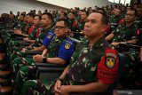 Sejumlah perwira TNI AL mengikuti upacara pembukaan Latihan Armada Jaya XXXVII  2019 di di Gedung JOPR Kodiklatal, Surabaya, Jawa Timur, Senin (17/6/2019). Gladi posko latihan armada jaya XXXVII tersebut direncanakan akan berlangsung pada 17 hingga 25 Juni 2019 yang dilanjutkan dengan Tactical Floor Game (TFG) dan manuvra lanpangan pada 9 hingga 17 Juli 2019 di perairan Laut Jawa, perairan Kangean, Pulau Sapudi dan perairan Asembagus, Situbondo, Jawa Timur.  Antara Jatim/Zabur Karuru