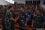 Wakil Kepala Staf TNI Angkatan Laut Laksamana Madya TNI Wuspo Lukito (kedua kiri) menyalami sejumlah perwira usai upacara pembukaan Latihan Armada Jaya XXXVII  2019 di di Gedung JOPR Kodiklatal, Surabaya, Jawa Timur, Senin (17/6/2019). Gladi posko latihan armada jaya XXXVII tersebut direncanakan akan berlangsung pada 17 hingga 25 Juni 2019 yang dilanjutkan dengan Tactical Floor Game (TFG) dan manuvra lanpangan pada 9 hingga 17 Juli 2019 di perairan Laut Jawa, perairan Kangean, Pulau Sapudi dan perairan Asembagus, Situbondo, Jawa Timur.  Antara Jatim/Zabur Karuru