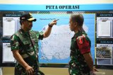 Wakil Kepala Staf TNI Angkatan Laut Laksamana Madya TNI Wuspo Lukito (kiri) berbincang dengan Wakil Komandan Pasukan Pendarat Armada Jaya XXXVII  Kolonel Marinir Herry Djuhaeri (kanan) ketika meninjau posko latihan usai upacara pembukaan Latihan Armada Jaya XXXVII  2019 di di Gedung JOPR Kodiklatal, Surabaya, Jawa Timur, Senin (17/6/2019). Gladi posko latihan armada jaya XXXVII tersebut direncanakan akan berlangsung pada 17 hingga 25 Juni 2019 yang dilanjutkan dengan Tactical Floor Game (TFG) dan manuvra lanpangan pada 9 hingga 17 Juli 2019 di perairan Laut Jawa, perairan Kangean, Pulau Sapudi dan perairan Asembagus, Situbondo, Jawa Timur. Antara Jatim/Zabur Karuru