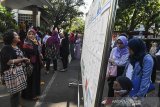 Orangtua dan calon siswa mengantri sebelum pendaftaran Penerimaan Peserta Didik Baru (PPDB) 2019 tingkat SMA-SMK di SMAN 2 Bandung, Jawa Barat, Senin (17/6/2019). Kuota Penerimaan Peserta Didik Baru (PPDB) SMA Jawa Barat periode 2019/2020 sebanyak 281.950 kursi dan pendaftarannya dimulai serentak 17 Juni hingga 22 Juni 2019. ANTARA JABAR/M Agung Rajasa/agr