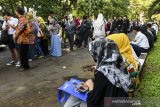 Orangtua dan calon siswa mengantri sebelum pendaftaran Penerimaan Peserta Didik Baru (PPDB) 2019 tingkat SMA-SMK di SMAN 2 Bandung, Jawa Barat, Senin (17/6/2019). Kuota Penerimaan Peserta Didik Baru (PPDB) SMA Jawa Barat periode 2019/2020 sebanyak 281.950 kursi dan pendaftarannya dimulai serentak 17 Juni hingga 22 Juni 2019. ANTARA JABAR/M Agung Rajasa/agr