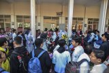 Antrean siswa dengan orang tua murid mengikuti seleksi Penerimaan Peserta Didik Baru (PPDB) di SMAN 2 Kota Tasikmalaya, Jawa Barat, Senin (17/6/2019). Kementerian Pendidikan dan Kebudayaan (Kemendikbud) menerapkan sistem PPDB dengan mekanisme berdasarkan sistem jalur zonasi atau pemetaan wilayah sebanyak 90 persen, jalur prestasi lima persen, dan jalur perpindahan orang tua wali lima persen yang bertujuan untuk pemerataan hak memperoleh pendidikan bagi anak-anak usia sekolah. ANTARA JABAR/Adeng Bustomi/agr