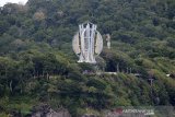 Pemandangan Tugu Kilometer Nol Indonesia yang menghadap ke laut dengan latar alam pegunungan di perbukitan Desa Iboih, Kecamatan Sukakarya, Sabang (pulau weh), Aceh, Senin (17/6/2019). Tugu Kilometer Nol di Sabang tersebut merupakan nol kilometer Indonesiasecara geografis terletak pada 5 derajat 54’21.42