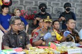  Kapolda Kalbar Irjen Pol Didi Haryono (kedua kanan) didampingi Kepala Badan Narkotika Nasional (BNN) Kalbar Brigjen Pol Suyatmo (kanan) dan Kepala Badan Intelijen Negara (BIN) Kalbar Sony Arifianto (kiri) memaparkan kronologis pengungkapan kasus di Polda Kalbar, Jumat (14/6/2019). Dit Resnarkoba Polda Kalbar menyita 25 kilogram sabu siap jual serta sepuluh KTP elektronik dengan identitas berbeda-beda milik dua tersangka yaitu Jhonny Hendra (25) dan Suwandra Effendi (28) saat mereka ditangkap di dua hotel berbeda di Pontianak pada Rabu (12/6/2019). ANTARA FOTO/Jessica Helena WuysangANTARA FOTO/JESSICA HELENA WUYSANG 