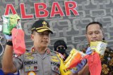 Kapolda Kalbar Irjen Pol Didi Haryono (kiri) dan Kepala Badan Narkotika Nasional (BNN) Kalbar Brigjen Pol Suyatmo (kanan) dan Kepala Badan Intelijen Negara (BIN) Kalbar Sony Arifianto (kiri) memperlihatkan barang bukti sabu saat rilis ungkap kasus di Polda Kalbar, Jumat (14/6/2019). Dit Resnarkoba Polda Kalbar menyita 25 kilogram sabu siap jual serta sepuluh KTP elektronik dengan identitas berbeda-beda milik dua tersangka yaitu Jhonny Hendra (25) dan Suwandra Effendi (28) saat mereka ditangkap di dua hotel berbeda di Pontianak pada Rabu (12/6/2019). ANTARA FOTO/Jessica Helena WuysangANTARA FOTO/JESSICA HELENA WUYSANG 