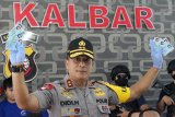 Kapolda Kalbar Irjen Pol Didi Haryono memperlihatkan sepuluh e-KTP milik dua tersangka kepemilikan sabu saat rilis ungkap kasus di Polda Kalbar, Jumat (14/6/2019). Dit Resnarkoba Polda Kalbar menyita 25 kilogram sabu siap jual serta sepuluh KTP elektronik dengan identitas berbeda-beda milik dua tersangka yaitu Jhonny Hendra (25) dan Suwandra Effendi (28) saat mereka ditangkap di dua hotel berbeda di Pontianak pada Rabu (12/6/2019). ANTARA FOTO/Jessica Helena Wuysang