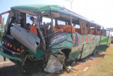 Petugas Komite Nasional Keselamatan Transportasi (KNKT) melakukan identifikasi bus Safari Lux Salatiga yang mengalami kecelakaan di tol Cipali KM 151, Majalengka, Jawa Barat, Senin (17/6/2019). Dalam kecelakaan yang melibatkan 4 kendaraan tersebut menyebabkan sedikitnya 12 orang meninggal dunia dan 45 orang menderita luka-luka. ANTARA FOTO/Dedhez Anggara/nym.