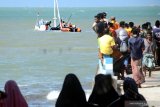 Warga menyaksikan proses evakuasi perahu karam di Pantai Desa Romben Barat, Dungkek, Sumenep, Jawa Timur, Selasa (18/6/2019). Perahu berpenumpang sekitar 57 orang yang berlayar dari Pulau Raas menuju Kalianget itu, karam di perairan Pulau Sapudi-Pulau Giliyang, Sumenep, Senin (17/6). Dari jumlah penumpang tersebut  17 diantaranya meninggal dunia dan satu belum diketemukan. Antara Jatim/Saiful Bahri/zk.