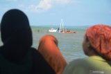 Warga menyaksikan proses evakuasi perahu karam di Pantai Desa Romben Barat, Dungkek, Sumenep, Jawa Timur, Selasa (18/6/2019). Perahu berpenumpang sekitar 57 orang yang berlayar dari Pulau Raas menuju Kalianget itu, karam di perairan Pulau Sapudi-Pulau Giliyang, Sumenep, Senin (17/6). Dari jumlah penumpang tersebut  17 diantaranya meninggal dunia dan satu belum diketemukan. Antara Jatim/Saiful Bahri/zk.