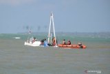 Petugas mengevakuasi perahu karam di Pantai Desa Romben Barat, Dungkek, Sumenep, Jawa Timur, Selasa (18/6/2019). Perahu berpenumpang sekitar 57 orang yang berlayar dari Pulau Raas menuju Kalianget itu, karam di perairan Pulau Sapudi-Pulau Giliyang, Sumenep, Senin (17/6). Dari jumlah penumpang tersebut  17 diantaranya meninggal dunia dan satu belum diketemukan. Antara Jatim/Saiful Bahri/zk.