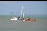 Petugas menarik perahu yang tenggelam di Pantai Desa Romben Barat, Dungkek, Sumenep, Jawa Timur, Selasa (18/6/2019). Sebanyak 17 dari 57 penumpang perahu tersebut tewas tenggelam di perairan Pulau Sapudi dalam pelayaran dari Pulau Raas menuju Kalianget. ANTARA FOTO/Saiful Bahri/nym