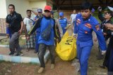 Petugas mengevakuasi korban KM Arim Jaya yang tenggelam di antara Pulau Sapudi dengan Pulau Giliyang di Kantor Kecamatan Dungkek, Sumenep, Jawa Timur, Selasa (18/6/2019). Dari sekitar 57 penumpang korban perahu tenggelam yang terjadi pada Senin (17/6) tersebut, 17 diantaranya meninggal dunia dan satu masih dalam proses pencarian. Antara Jatim/Saiful Bahri/ZK