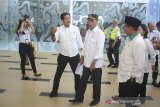 Menteri Perhubungan Budi Karya Sumadi (tengah) didampingi Wakil Gubernur Jawa Barat UU Ruzhanul Ulum (kanan) mengunjungi Bandara Kertajati di Majalengka, Jawa Barat, Selasa (18/6/2019). Menhub menyatakan pemindahan rute penerbangan dari bandara Husein Sastranegara (Bandung) ke Bandara Kertajati (majalengka) hanya untuk penerbangan domestik. ANTARA JABAR/Dedhez Anggara/agr