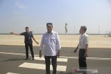 Menteri Perhubungan Budi Karya Sumadi (tengah) mengunjungi Bandara Kertajati di Majalengka, Jawa Barat, Selasa (18/6/2019). Menhub menyatakan pemindahan rute penerbangan dari bandara Husein Sastranegara (Bandung) ke Bandara Kertajati (majalengka) hanya untuk penerbangan domestik. ANTARA JABAR/Dedhez Anggara/agr