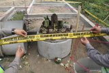  Polisi memasang garis polisi mengelilingi arca ganesha setinggi 33 centimeter di Desa Krenceng, Kediri, Jawa Timur, Senin (17/6/2019). Menurut arkeolog dari Dinas Kebudayaan dan Pariwisata, arca yang ditemukan saat pembuatan saptic tank (pembuangan tinja) warga tersebut diperkirakan peninggalan masa kerajaan Kediri. Antara Jatim/Prasetia Fauzani/Zk