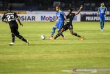 Pesepakbola Persib Bandung Supardi Nasir (kedua kiri) berebut bola dengan pesepakbola Tira Persikabo Osas Marvellous Ikpefua (kedua kanan) saat pertandingan Sepak Bola Liga 1 2019 di Stadion Si Jalak Harupat, Kabupaten Bandung, Jawa Barat, Selasa (18/6/2019). Pertandingan Persib Bandung dengan Tira Persikabo berakhir dengan skor 1-1. ANTARA JABAR/M Agung Rajasa/agr