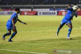 Pesepakbola Persib Bandung Ezechiel Ndouasel (kanan) menendang bola ke arah gawang Tira Persikabo saat pertandingan Sepak Bola Liga 1 2019 di Stadion Si Jalak Harupat, Kabupaten Bandung, Jawa Barat, Selasa (18/6/2019). Pertandingan Persib Bandung dengan Tira Persikabo berakhir dengan skor 1-1. ANTARA JABAR/M Agung Rajasa/agr