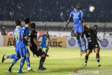 Pesepakbola Persib Bandung Ezechiel Ndouasel (kedua kanan) berebut bola dengan pesepakbola Tira Persikabo Khurshed Beknazarov (kanan) saat pertandingan Sepak Bola Liga 1 2019 di Stadion Si Jalak Harupat, Kabupaten Bandung, Jawa Barat, Selasa (18/6/2019). Pertandingan Persib Bandung dengan Tira Persikabo berakhir dengan skor 1-1. ANTARA JABAR/M Agung Rajasa/agr