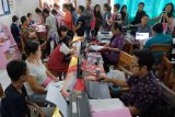 Calon peserta didik baru antre mengikuti proses verifikasi berkas dan pengambilan kode akun dalam pendaftaran Penerimaan Peserta Didik Baru (PPDB) untuk jalur zonasi di SMPN 10 Denpasar, Bali, Selasa (18/6/2019). Proses jalur zonasi tersebut menyebabkan antrean panjang di tiap sekolah negeri di Denpasar. ANTARA FOTO/Nyoman Hendra Wibowo/nym