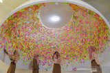 BANDUNG PLANNING GALLERY. Pengunjung melihat ribuan post it warna-warni di Bandung Planning Gallery di Bandung, Jawa Barat, Rabu (19/6/2019). Bandung Planning Gallery merupakan obyek wisata edukasi baru dan canggih dengan tekhnologi VR yang menerangkan perkembangan pembangunan kota Bandung dari masa ke masa. ANTARA FOTO/M Agung RajasaANTARA FOTO/M Agung Rajasa (ANTARA FOTO/M Agung Rajasa)