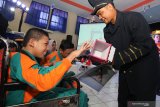 Sukarelawan Terminal Petikemas Surabaya (TPS) menunjukkan miniatur kontainer kepada pelajar Yayasan Pendidikan Anak Cacat (YPAC) Surabaya saat acara TPS Peduli-Belajar Dan Bermain Bareng Siswa-Siswi YPAC Surabaya di Surabaya, Jawa Timur, Selasa (18/6/2019). Kegiatan yang digelar oleh PT Terminal Petikemas Surabaya (TPS) dengan memberikan pengetahuan tentang kepelabuhanan itu merupakan bentuk kepedulian terhadap para difabel. Antara Jatim/Didik Suhartono/ZK