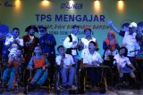 Sejumlah pelajar Yayasan Pendidikan Anak Cacat (YPAC) Surabaya bersama sejumlah sukarelawan Terminal Petikemas Surabaya (TPS) bernyanyi bersama saat acara TPS Peduli-Belajar Dan Bermain Bareng Siswa-Siswi YPAC Surabaya di Surabaya, Jawa Timur, Selasa (18/6/2019). Kegiatan yang digelar oleh PT Terminal Petikemas Surabaya (TPS) dengan memberikan pengetahuan tentang kepelabuhanan itu merupakan bentuk kepedulian terhadap para difabel. Antara Jatim/Didik Suhartono/ZK