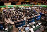 Emas naik tipis,karena investor berbondong-bondong ke aset