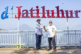 Gubernur Jawa Barat Ridwan Kamil (kiri) berjabat tangan bersama Direktur Utama Perum Jasa Tirta II U. Saefudin Noer (kanan) saat meninjau pariwisata Jatiluhur di Istora, Jatiluhur, Purwakarta, Jawa Barat, Rabu (19/6/2019). Gubernur Jawa Barat mengatakan Pemerintah bersama Perum Jasa Tirta II akan meningkatkan sektor pariwisata Jatiluhur sebagai dimensi lain dari pengelolaan air yang perlu di tata sehingga waduk bisa menjadi arena bermain masyarakat  seperti menggelar beberapa event Jatiluhur Paddle Board Festival, Family Run 10K dan Internasional Jatiluhur Jazz Festival. ANTARA JABAR/M Ibnu Chazar/agr