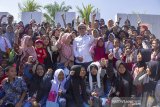 Gubernur Jawa Barat Ridwan Kamil berfoto bersama pengunjung di sela-sela kunjungan kerja meninjau pariwisata Jatiluhur di Istora, Jatiluhur, Purwakarta, Jawa Barat, Rabu (19/6/2019). Gubernur Jawa Barat mengatakan Pemerintah bersama Perum Jasa Tirta II akan meningkatkan sektor pariwisata Jatiluhur sebagai dimensi lain dari pengelolaan air yang perlu di tata sehingga waduk bisa menjadi arena bermain masyarakat  seperti menggelar beberapa event Jatiluhur Paddle Board Festival, Family Run 10K dan Internasional Jatiluhur Jazz Festival. ANTARA JABAR/M Ibnu Chazar/agr