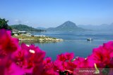 Sebuah kapal cepat berlayar menuju Pulau Biru di kawasan Waduk Jatiluhur, Purwakarta, Jawa Barat, Rabu (19/6/2019). Pemerintah bersama Perum Jasa Tirta II bersepakat untuk mengembangkan sektor pariwisata air yang berada di Waduk Jatiluhur dengan harapan dapat meningkatkan fungsi sosial dan fungsi konservasi atau penataan lingkungan untuk mengembangkan nilai ekonomi masyarakat. ANTARA JABAR/M Ibnu Chazar/agr