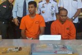 Petugas Bea Cukai menjelaskan kronologis penangkapan warga negara Amerika Serikat yang menjadi tersangka penyelundup narkoba, JAP (kiri) dan penerima paket narkoba AW (kanan) dalam konferensi pers di Kantor Bea Cukai Ngurah Rai, Denpasar, Rabu (19/6/2019). Warga negara Amerika Serikat itu ditangkap karena membawa 4,07 gram ganja dalam tasnya setibanya di Bali setelah terbang dari Hongkong, sedangkan AW yang merupakan pria asal Bandung ditangkap setelah terungkap sebagai pemilik kriiman paket dari Malaysia yang berisi 195 butir ekstasy dan 167,66 gram kristal sabu-sabu. Antaranews Bali/Nyoman Budhiana.