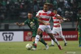 Pesepak bola Persebaya Damian Emanuel Lizio (kiri) dihadang pesepak bola Madura United Asep Berlian (kanan) saat pertandingan babak delapan besar Piala Indonesia 2018-2019 di Stadion Gelora Bung Tomo, Surabaya, Jawa Timur, Rabu (19/6/2019). Persebaya ditahan imbang Madura United dengan skor 1-1. Antara Jatim/Moch Asim/zk.