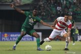 Pesepak bola Persebaya Amido Balde (kiri) mencoba melewati pesepak bola Madura United Jaimerson Da Silva Xavier (kanan) saat pertandingan babak delapan besar Piala Indonesia 2018-2019 di Stadion Gelora Bung Tomo, Surabaya, Jawa Timur, Rabu (19/6/2019). Persebaya ditahan imbang Madura United dengan skor 1-1. Antara Jatim/Moch Asim/zk.