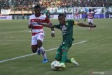 Pesepak bola Persebaya Ruben Karel Sanadi (kanan) mencoba menendang bola dengan dihadang pesepak bola Madura United Marckho Sandi Meraudje (kiri) saat pertandingan babak delapan besar Piala Indonesia 2018-2019 di Stadion Gelora Bung Tomo, Surabaya, Jawa Timur, Rabu (19/6/2019). Persebaya ditahan imbang Madura United dengan skor 1-1. Antara Jatim/Moch Asim/zk.