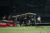 Suporter Persebaya memasuki lapangan dan melakukan perusakan saat pertandingan babak delapan besar Piala Indonesia 2018-2019 antara Persebaya melawan Madura United di Stadion Gelora Bung Tomo, Surabaya, Jawa Timur, Rabu (19/6/2019). Pertandingan tersebut terpaksa dihentikan wasit Fariq Hitaba pada menit 92 dan berakhir dengan skor 1-1. Antara Jatim/Moch Asim/zk.