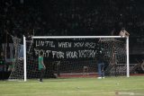 Suporter Persebaya memasuki lapangan dan memasang spanduk saat pertandingan babak delapan besar Piala Indonesia 2018-2019 antara Persebaya melawan Madura United di Stadion Gelora Bung Tomo, Surabaya, Jawa Timur, Rabu (19/6/2019). Pertandingan tersebut terpaksa dihentikan wasit Fariq Hitaba pada menit 92 dan berakhir dengan skor 1-1. Antara Jatim/Moch Asim/zk.