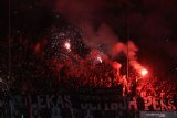 Suporter Persebaya menyalakan suar dan kembang api saat pertandingan babak delapan besar Piala Indonesia 2018-2019 antara Persebaya melawan Madura United di Stadion Gelora Bung Tomo, Surabaya, Jawa Timur, Rabu (19/6/2019). Pertandingan tersebut terpaksa dihentikan wasit Fariq Hitaba pada menit 92 dan berakhir dengan skor 1-1. Antara Jatim/Moch Asim/zk.