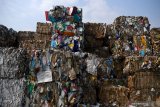 Tumpukan sampah kertas yang diimpor oleh sebuah perusahaan pabrik kertas sebagai bahan baku kertas di Mojokerto, Jawa Timur, Rabu (20/6/2019). Berdasarkan data Lembaga Kajian Ekologi dan Konservasi Lahan Basah Ecoton bahwa masuknya sampah dengan merk dan lokasi jual di luar Indonesia, diduga akibat kebijakan Cina menghentikan impor sampah plastik dari sejumlah negara di Uni Eropa dan Amerika yang mengakibatkan sampah plastik beralih tujuan ke negara-negara di ASEAN. Indonesia diperkirakan menerima sedikitnya 300 kontainer yang sebagian besar mengangkut sampah plastik ke Jawa Timur setiap harinya. Antara Jatim/Zabur Karuru