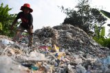 Warga mengumpulkan tumpukan sampah plastik impor di Desa Bangun di Mojokerto, Jawa Timur, Rabu (20/6/2019). Berdasarkan data Lembaga Kajian Ekologi dan Konservasi Lahan Basah Ecoton bahwa masuknya sampah dengan merk dan lokasi jual di luar Indonesia, diduga akibat kebijakan Cina menghentikan impor sampah plastik dari sejumlah negara di Uni Eropa dan Amerika yang mengakibatkan sampah plastik beralih tujuan ke negara-negara di ASEAN. Indonesia diperkirakan menerima sedikitnya 300 kontainer yang sebagian besar mengangkut sampah plastik ke Jawa Timur setiap harinya.  Antara Jatim/Zabur Karuru